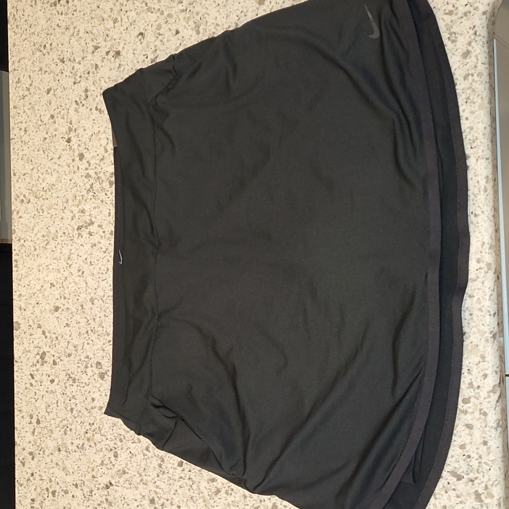 Nike LG dry Women's golf skirt black in color.